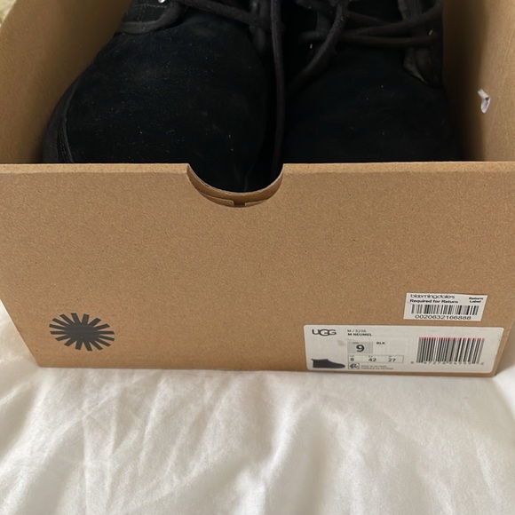 Mens uggs, size 9 - Picture 2 of 3